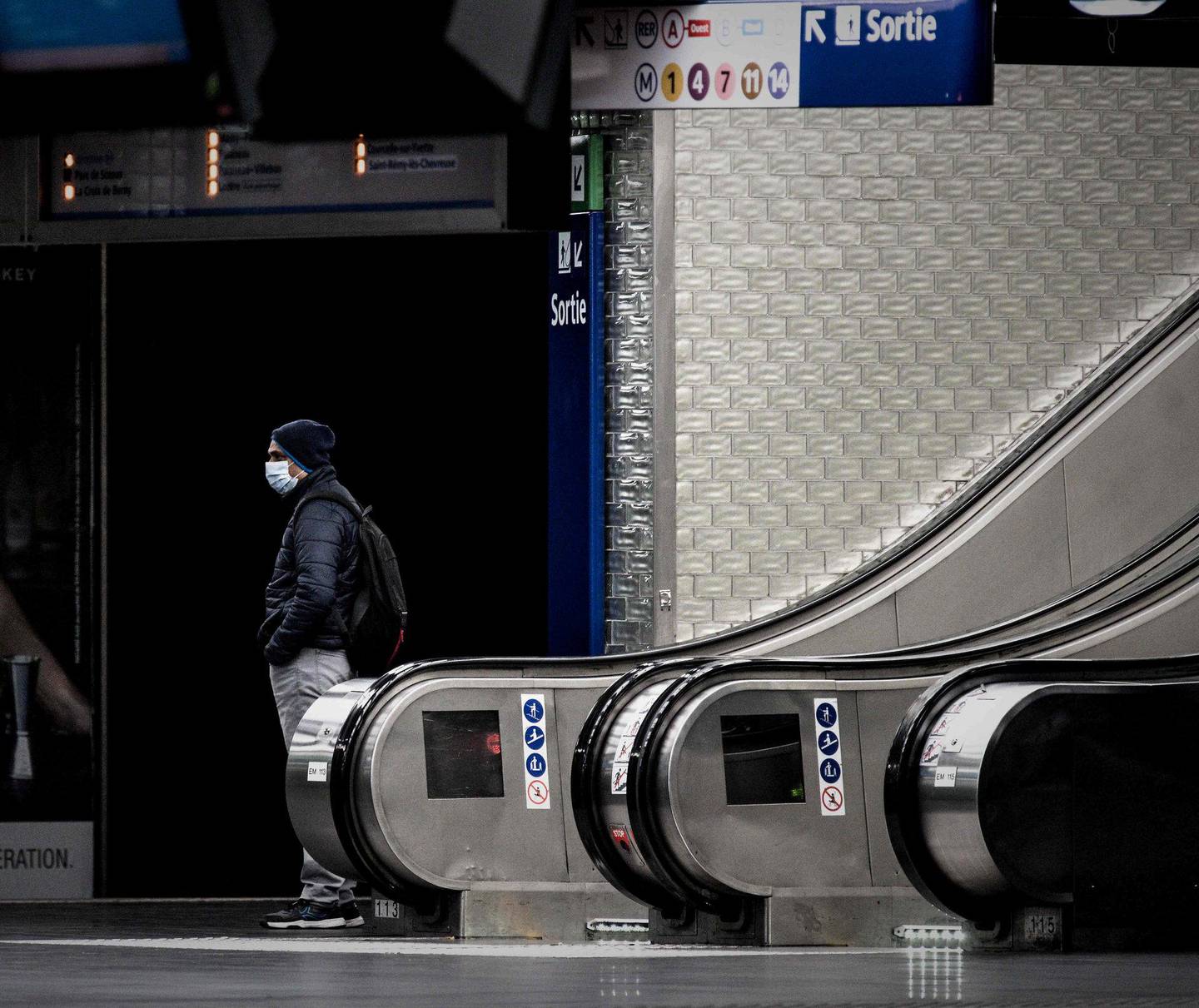 Også Frankrike har innført portforbud for alle ikke helt nødvendige reiser. En enslig mann med munnbind venter på metroen i Paris.
Foto: Philippe Lopez/Ntb scanpix
