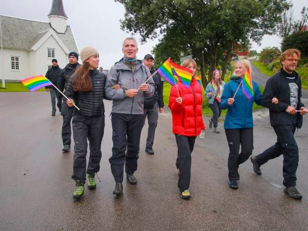 Stoltenberg på Trænafestivalen – gikk i prideparaden