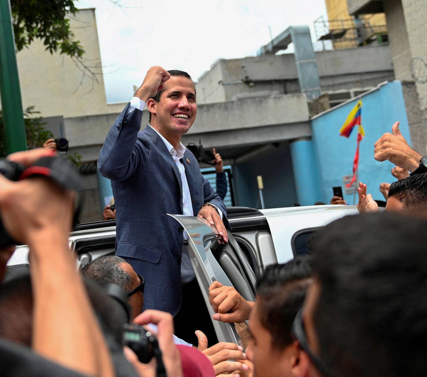 HILSTE: Opposisjonsleder Juan Guaidó møtte støttespillere i Caracas 11. mai. FOTO: NTB SCANPIX
