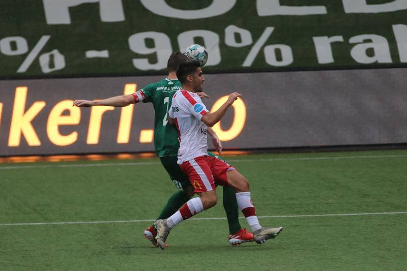 Maikel Nieves i duell med Kviks kaptein da FFK restartet oppkjøringen til årets sesong i Postnordligaen med 1-0 hjemme mot Kvik Halden.