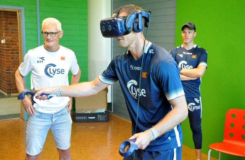 Iven Austbø er kanskje eldst, men samtidig framstår han ekstremt nysgjerrig på å bruke VR for å bli bedre. – Om dette kan få meg to til fem prosent bedre er jeg definitivt åpen, sier han. ALLE FOTO: ESPEN IVERSEN