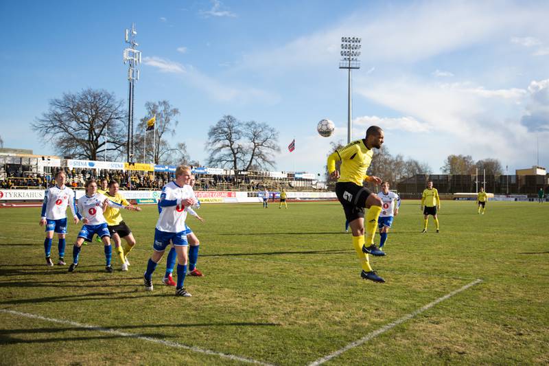 MFKs Rene Elshaug header ballen videre etter en corner.