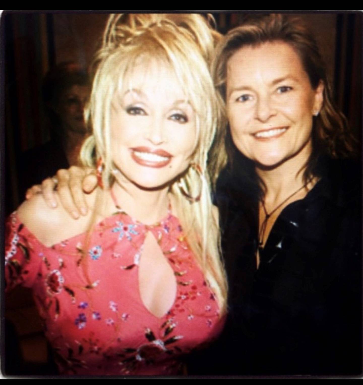 Elisabeth Andreassen da hun fikk møte ikonet Dolly Parton: – Hun har alltid vært et forbilde for meg, sier Andreassen, som selv ble oppdaget da hun gjorde en coverversjon av Dolly Partons «I Will Always Love You» i Stockholm i 1979.