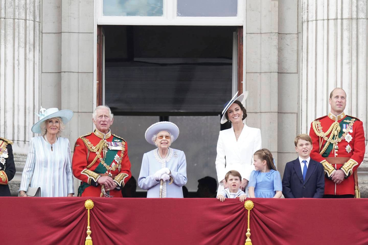 Dronning Elizabeth omringet av hertuginne Camilla av Cornwall, prins Charles, hertuginne Kate av Cambridge, prins Louis, prinsesse Charlotte, prins George og prins William på balkongen av Buckingham Palace torsdag 2. juni.