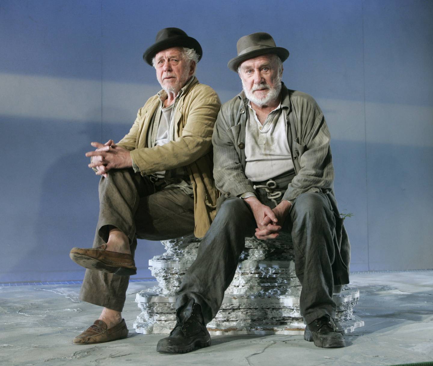 Espen Skjønberg (til høyre) og Toralv Maurstad i «Vente på Godot» på Nationaltheatrets amfiscene i 2005. Foto: Bjørn Sigurdsøn / NTB