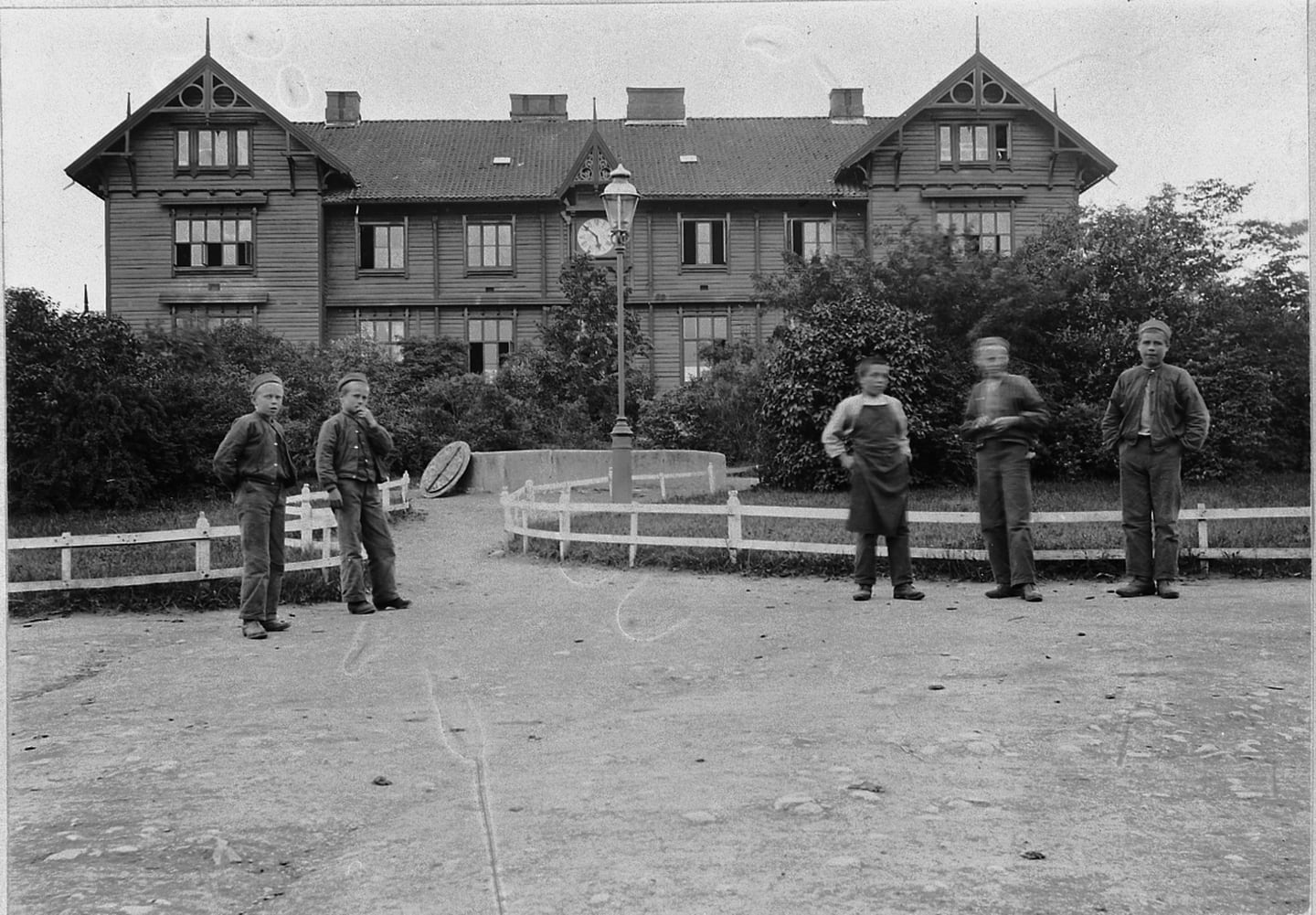 Gutter foran hovedbygningen på Toftes Gave, Nedre Sund, Helgøya i 1903.