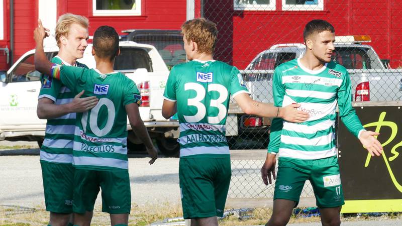Sindre Haarberg kunne endelig juble sammen med lagkameratene igjen, men målet holdt bare til ett poeng. Foto: Pål Karstensen
