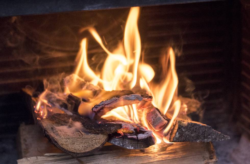 Kos med levende flammer, men det kan være en utfordring å få fyr i ovnen.