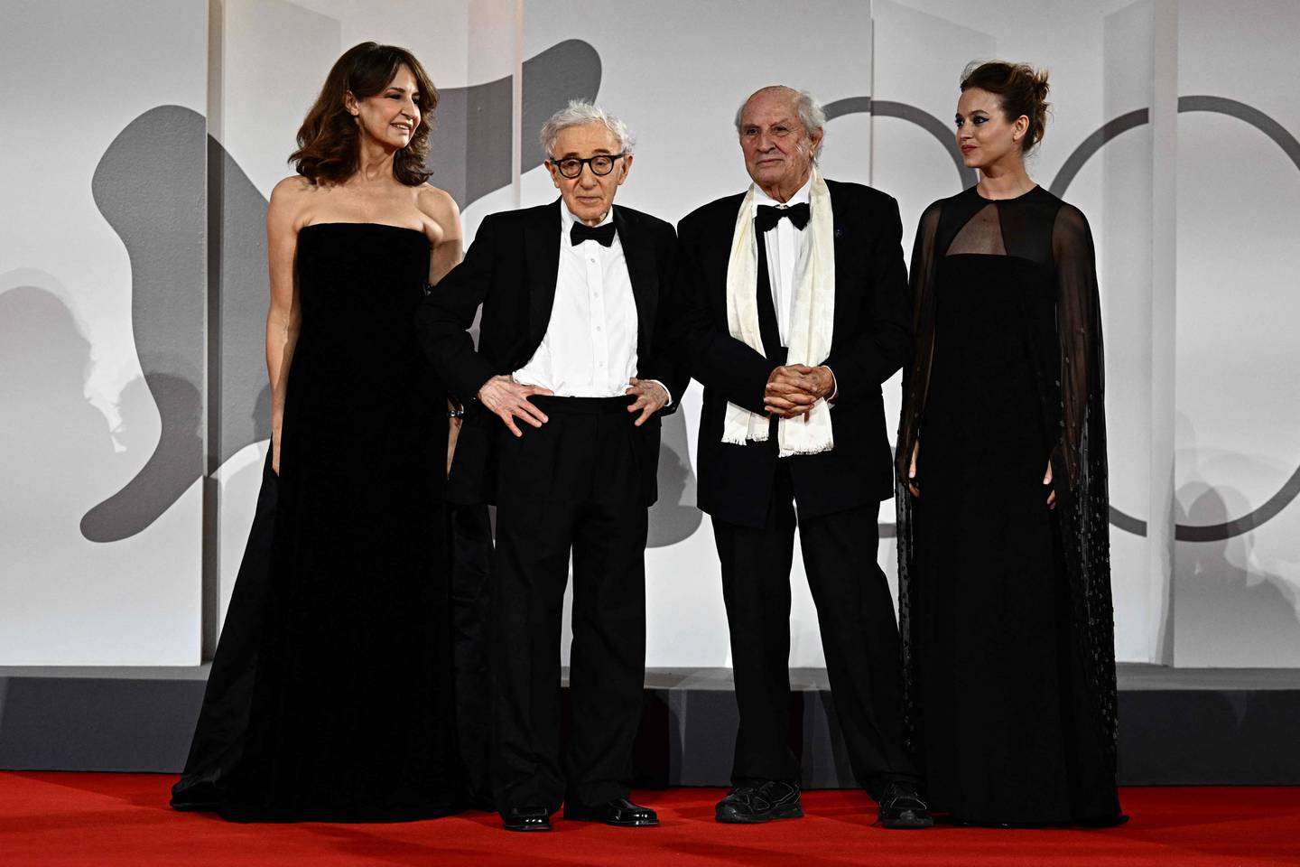Franske Valérie Lemercier og Lou De Laage har hovedrollene i Woody Allens 50. og kanskje siste spillefilm, «Coup de Chance». Her med filmens fotograf Vittorio Storaro før premieren ved filmfestivalen i Venezia.