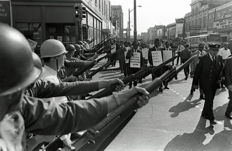 Bilde med soldater og demonstranter: Våren 1964 pågikk en streik blant renovasjonsarbeiderne i Memphis, Tennessee. Det var store demonstrasjoner der nasjonalgarden ble satt inn. Martin Luther King dro dit for å støtte arbeiderne. Det var også i Memphis han 4. april 1968 ble skutt på en hotellbalkong i byen.