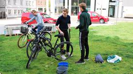 Greåker-elever tråkker til med billig sykkelstell til inntekt for skoletur
