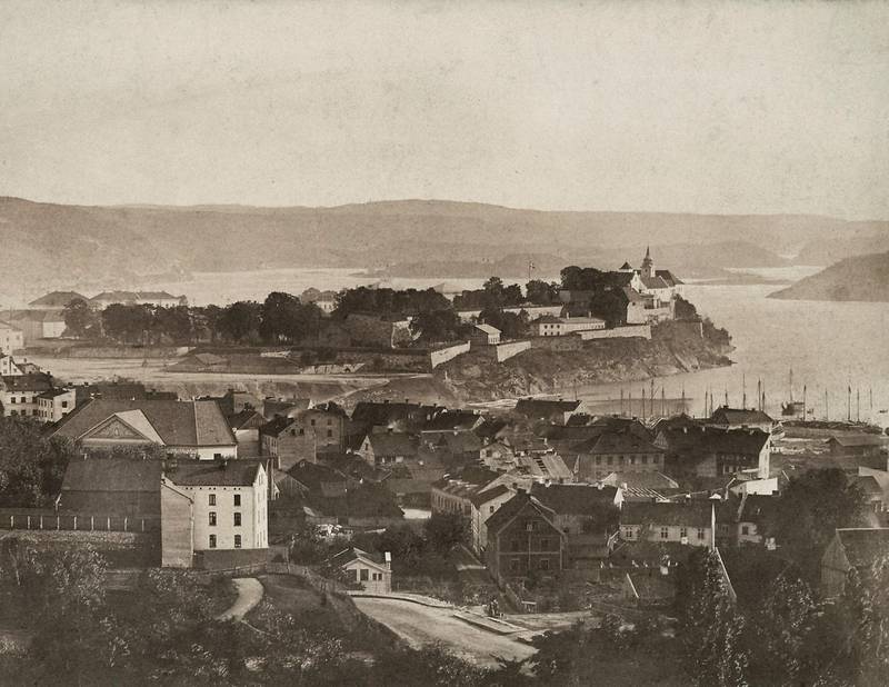 Bebyggelsen i Pipervika sett fra Ruseløkkbakken i 1863.