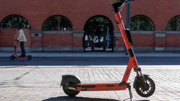 Elsparkesyklist kjørt til akuttmottak etter ulykke i Mjøndalen