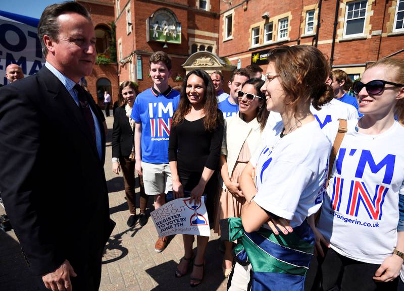 David Cameron må nå ut til de yngste. Her med en rekke ungdommer tidligere i valgkampen.