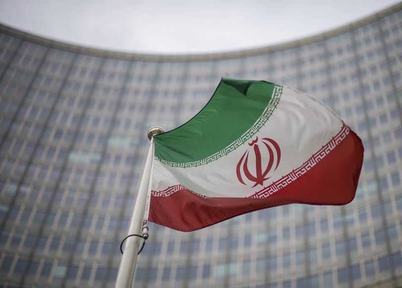 Det iranske flagget vaier utenfor hovedkvarteret til Det internasjonale atomenergibyrået (IAEA) i Wien.