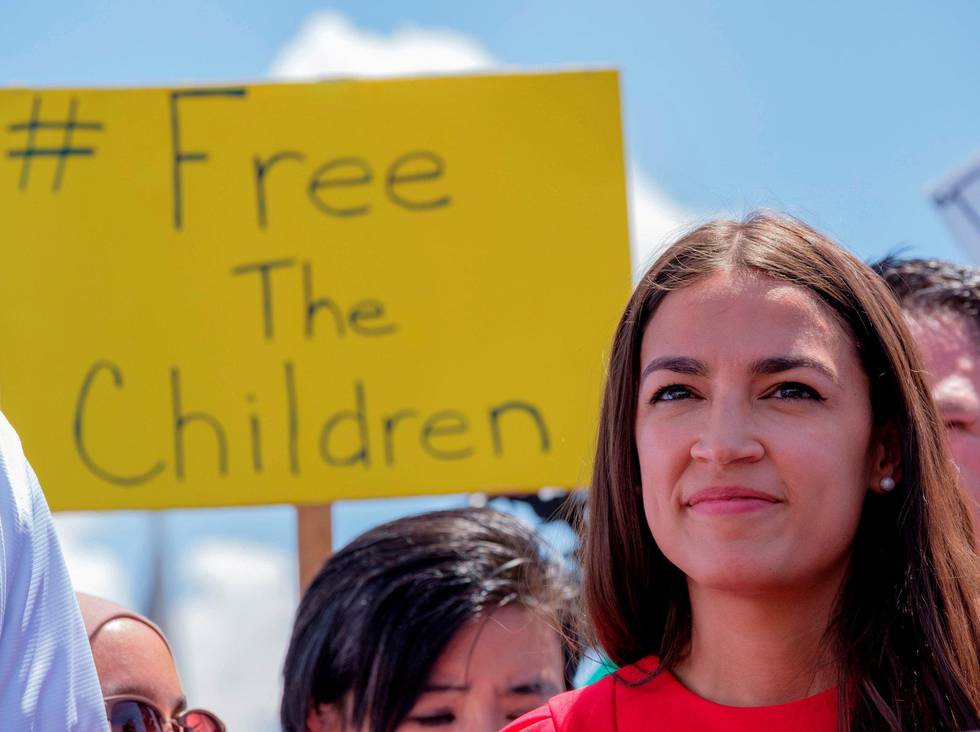 talte: Alexandria Ocasio-Cortez har kritisert USAs grensemyndigheter for behandlingen av migranter ved flere sentre i Texas. FOTO: LUKE MONTAVON/NTB SCANPIX