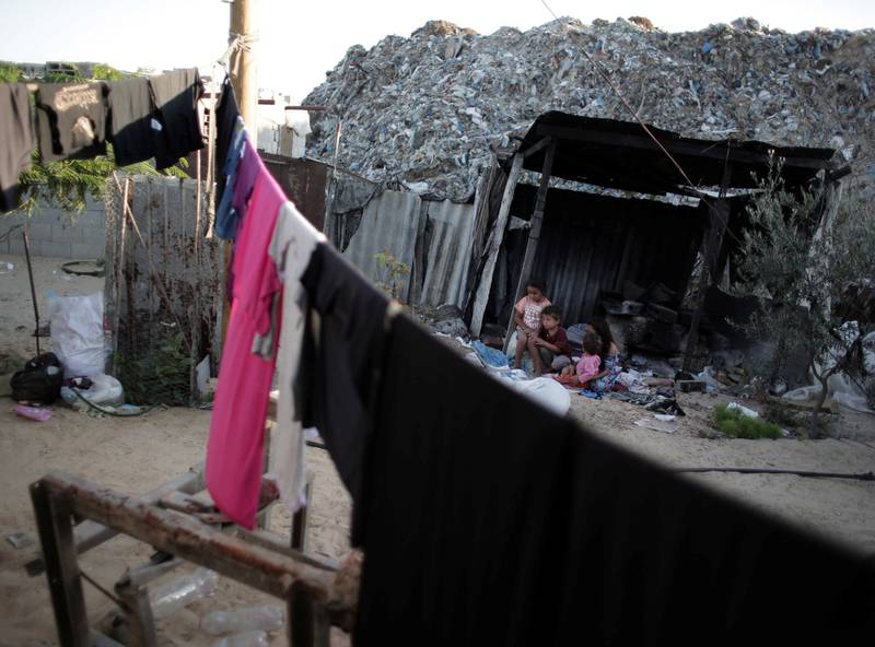 Fattigdom: To år etter den siste krigen på Gaza lever store deler av befolkningen i dyp nød og fattigdom. Slummen el-Zohor der disse barna bor bare vokser og levekårene blir verre.