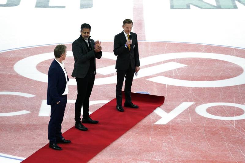 VIFs mediesjef Espen "Shampo" Knutsen, kulturminister Avbid Raja og hockeypresident Tage Pettersen under den mer eller mindre stilfulle åpningen av Jordal amfi.