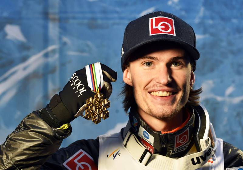 Daniel Andre Tande viser stolt fram gullmedaljen fra Oberstdorf.