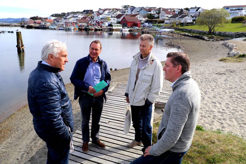 Fra venstre: Egil Olsen (leder i Dusavik båtforening), Knut Maubach (Ap-representant i Tasta bydelsutvalg), Arild Vøllestad (båteier) og Dag Mossige (fungerende gruppeleder Ap). Foto: Arne Birkemo