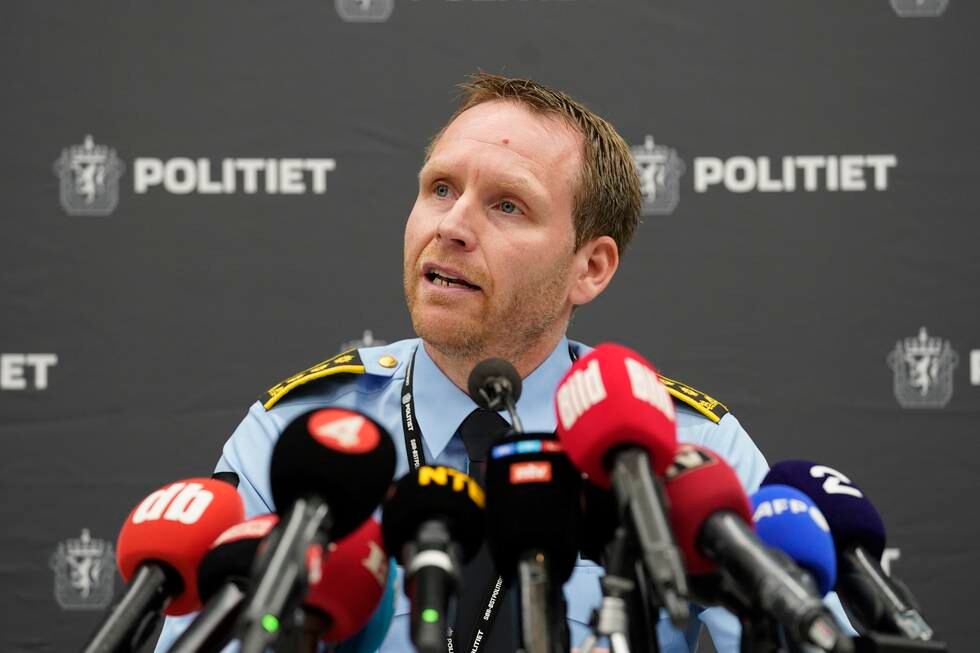 Politiinspektør Per Thomas Omholt under en pressekonferanse om utviklingen i drapssaken på Kongsberg. Foto: Terje Bendiksby / NTB