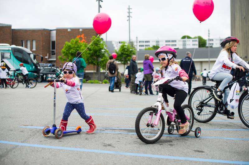 Vilja Olea Lyslo Wærum (4) og Jorunn Sofie Lyslo Wærum (2) stilte med sykkel og sparkesykkel under barnerittet til Hammer Stavanger.