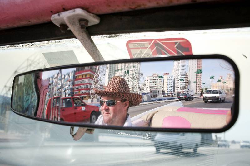 Taxisjåfør Gilberto (39) håper Cuba kan beholde gratis helse og utdanning til alle. FOTO: Heidi Takdal Skjeseth