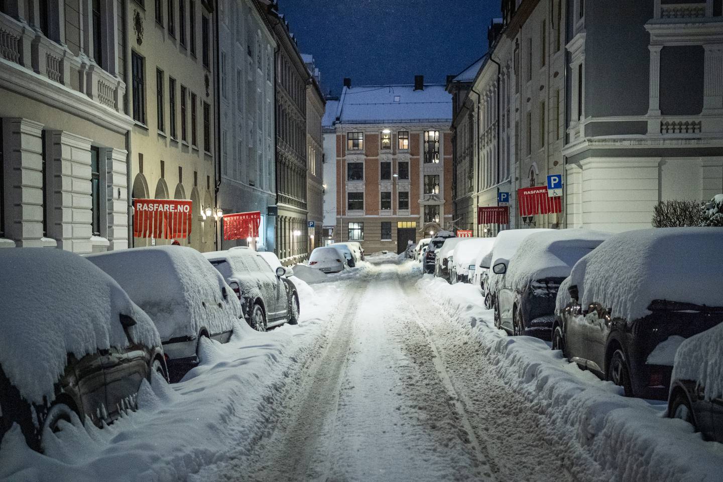 Bilene i Oslo var lørdag kveld dekket av snø etter det kraftige snøværet. Nå er det fare for is når snøen smelter. Foto: Rodrigo Freitas / NTB