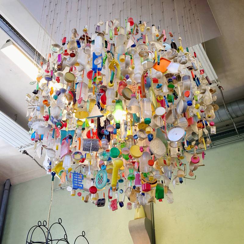 Kreativ taklampe laget av plastsøppel på villa Augustus. 