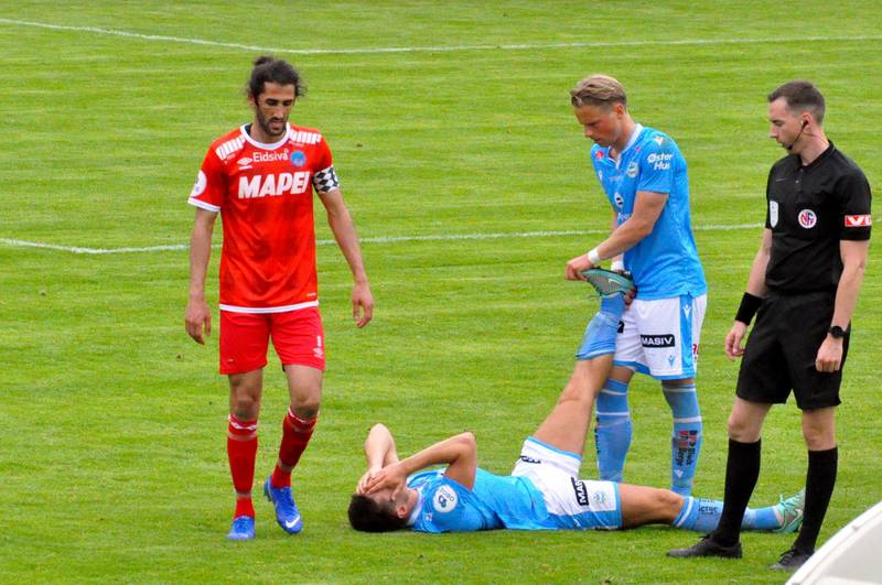 Adem Güven (venstre) står nå med åtte mål på de siste fem kampene på Sandnes stadion. Han har scoret i samtlige. Til høyre ligger en skadet Daniel Edvardsen som også laget straffe mot Güven. FOTO: ESPEN IVERSEN