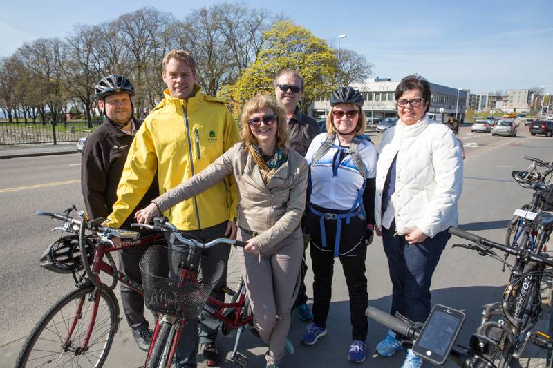 MDG, med Jonas Sjolte og Benedicte Lund i front, har fått med seg de andre styringspartiene i Moss på å satse på sykkel. Bak fra venstre: Sindre W. Mork (V), Halvard Sand (KrF), Sissel Rundblad (H) og Anne Bramo (Frp). FOTO: KENNETH STENSRUD