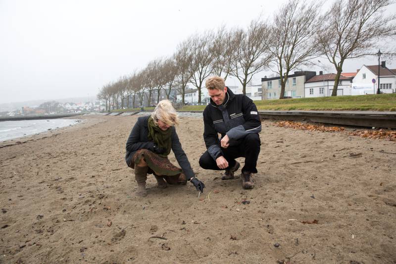 Du trenger ikke lete lenge før du finner sprengtråder og annen forsøpling på Sjøbadet. På bildet: Benedicte Lund og Jonas Sjolte (begge MDG).