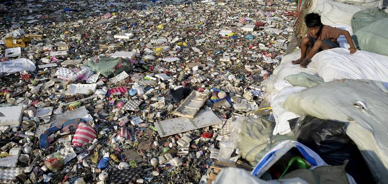I 2050 vil det være mer plast enn fisk i verdenshavene, hvis det ikke straks gjøres noe med forsøplingen, ifølge en rapport World Economic Forum offentliggjorde i januar. Bildet viser en elv (!) i Manila på Filippinene, som er blant verdens seks største plastforsøplere. FOTO: Noel Celis/NTB scanpix
