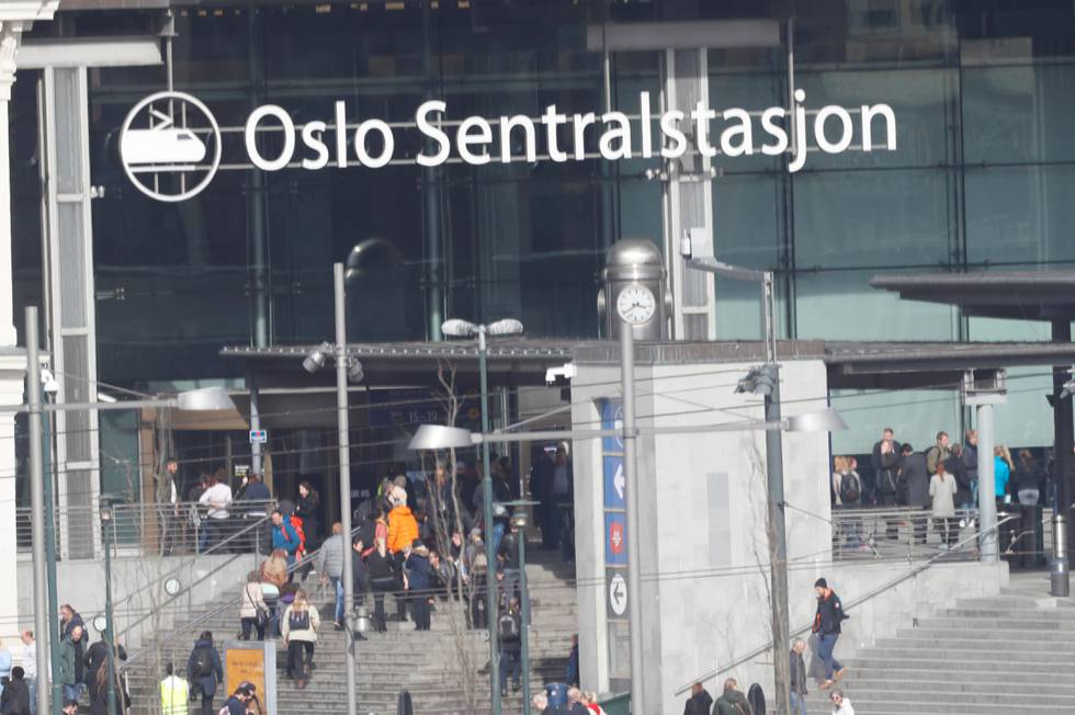 Oslo  20170419.
Oslo Sentralstasjon evakueres på grunn av en brann i en søppelsjakt onsdag.
Foto: Erik Johansen / NTB scanpix