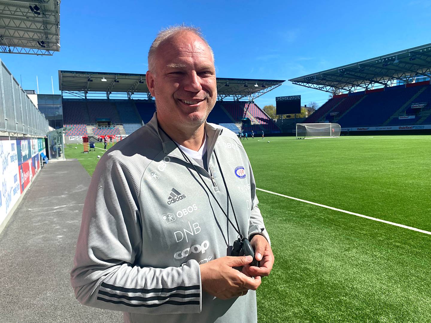 Vålerenga-trener Dag-Eilev Fagermo i solskinnet på Valle fredag.