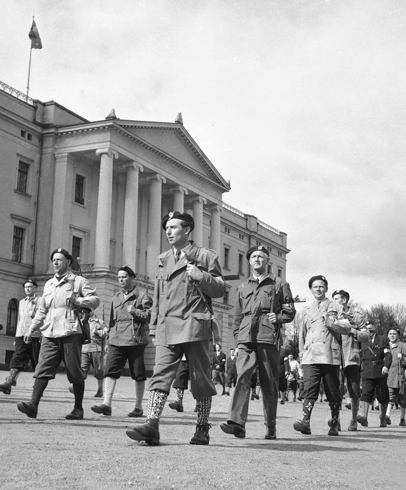 På tiårsdagen for frigjøringen paraderte Milorg og andre representanter for Hjemmestyrkene forbi Slottet, 1955.