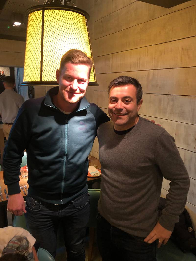 Magne (t.v.) på en italiensk restaurant i Leeds, med klubbeier Andrea Radrizzani.