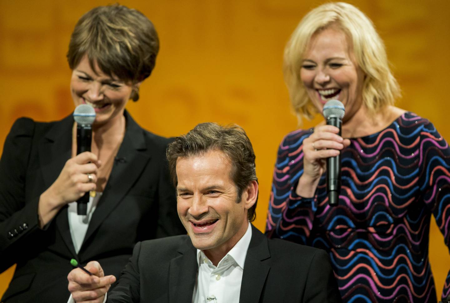 Programleder Jon Almaas under sin siste innspilling av Nytt på nytt. Linn Skåber og Pernille Sørensen (t.v.) i bakgrunnen.