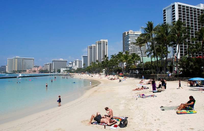 Mange amerikanere drømmer om ferie på Waikiki Beach på Hawaii, men halvparten tar ikke sommerferie i år, de fleste fordi de ikke har råd.