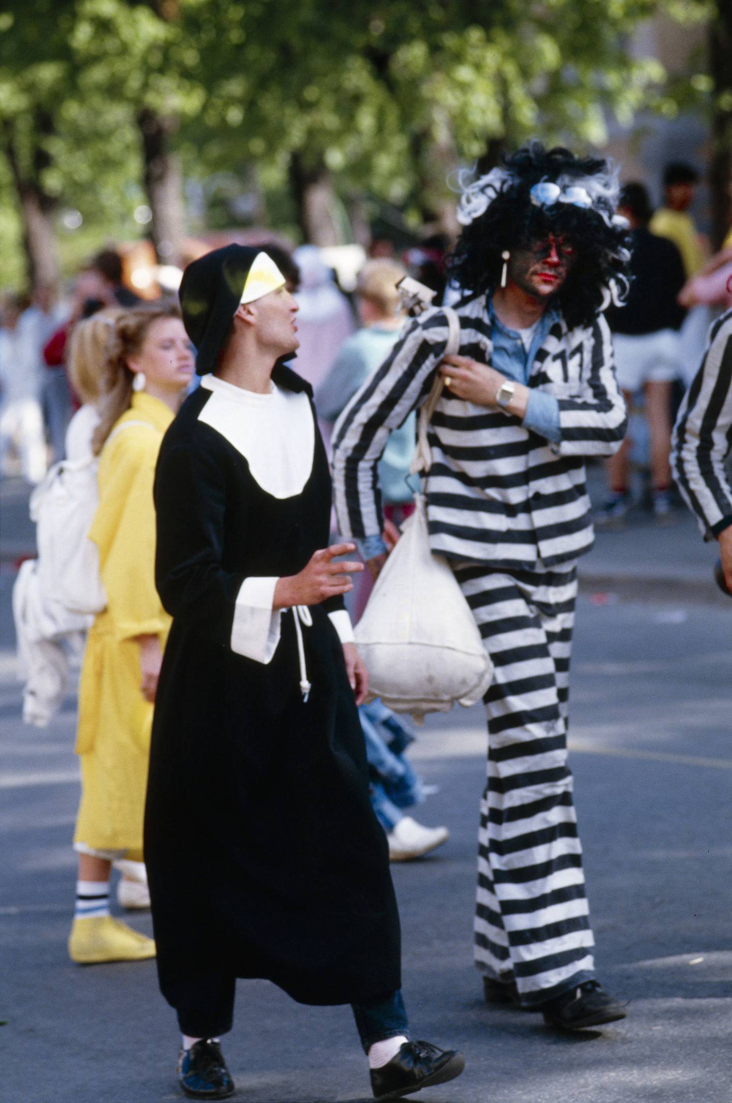 To personer utkledd som en fange og nonne i prat under karnevalet i 1983.