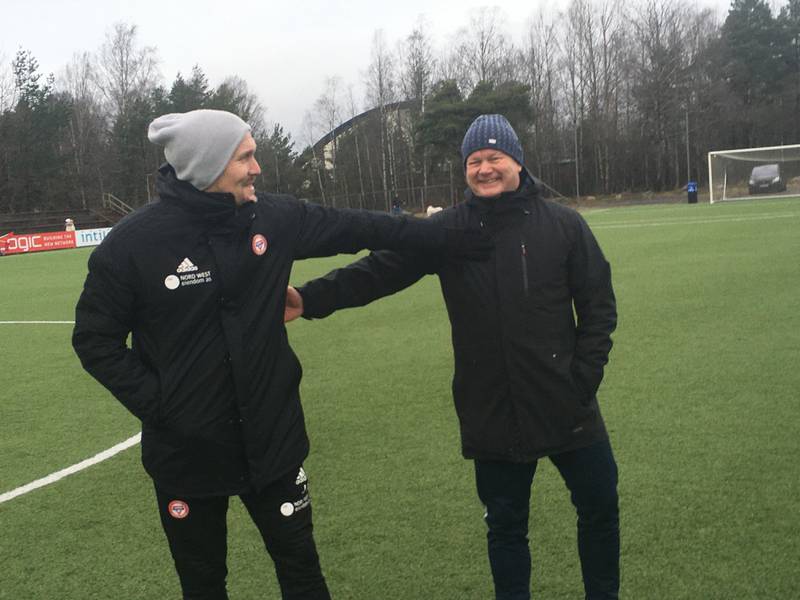 KFUM-treer Jørgen Isnes og FFKs sportssjef Per-Mathias Høgmo hadde litt å snakke om etter kampen.