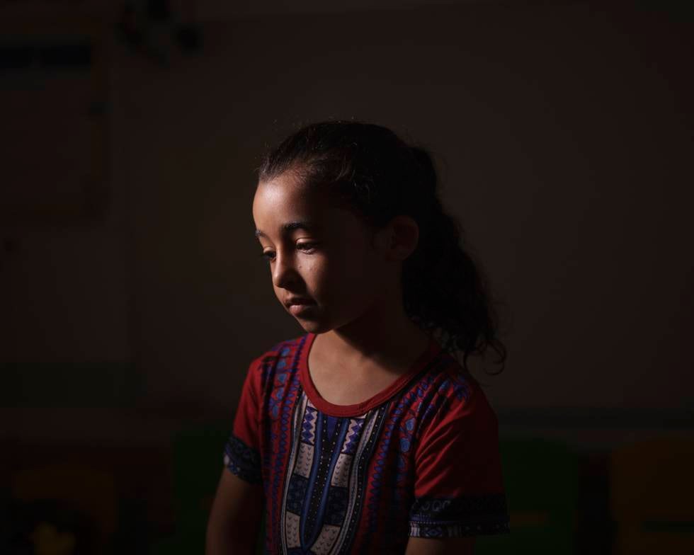 Åtte år gamle Maya Abu Muawad lever sammen med familien i en FN-drevet skole, etter at familiens hjem ble rammet av et israelsk angrep under krigen i mai. Hun er helt endret, gråter ofte og får raseriutbrudd, forteller foreldrene. Foto: Felipe Dana / AP / NTB