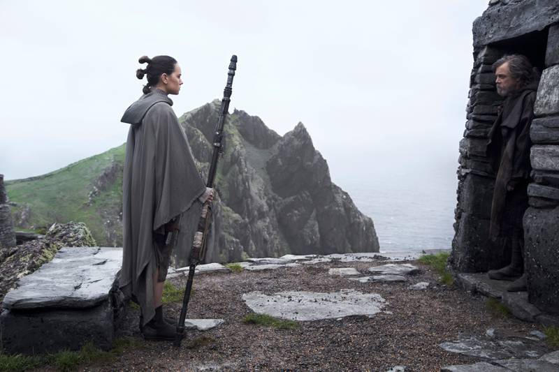 «Star Wars: The Last Jedi»: Daisy Ridley som Rey og Luke Skywalker spilt av Mark Hamill, som trolig gjør sin livs rolle. 

