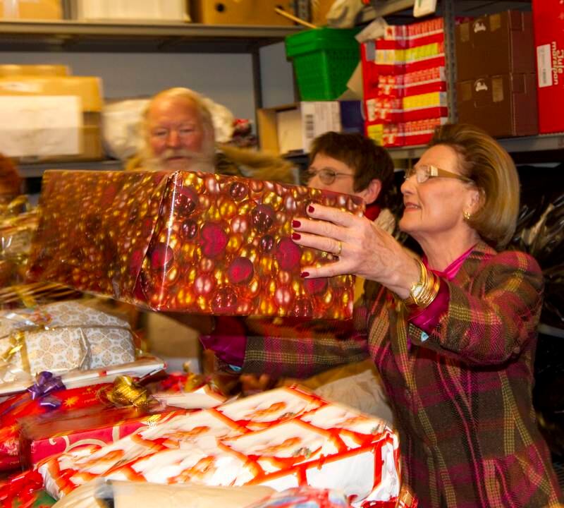 Dronning Sonja besøkte Fattighuset i Oslo for to år siden, og varmed på å dele ut gavene. FOTO: NTB SCANPIX