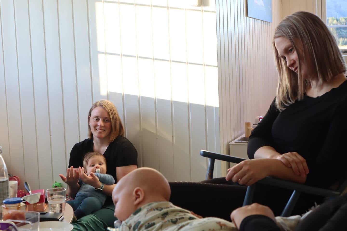 Silje Karina Aanes forteller sin fødehistorie, på spedbarnstreff på Sømna.