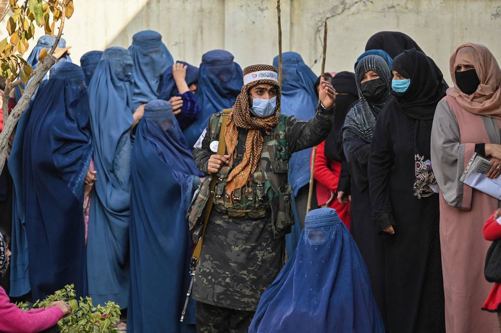 «Å ta djevelen i hånda» må man når folk risikerer å dø i det omfanget man ser i Afghanistan i dag – men man må samtidig være veldig bevisst på hva man så gjør videre, skriver Maren Sæbø. I dette bildet fra november 2021 står et Taliban-medlem vakt mens FN deler ut hjelp til kvinner i Kabul.