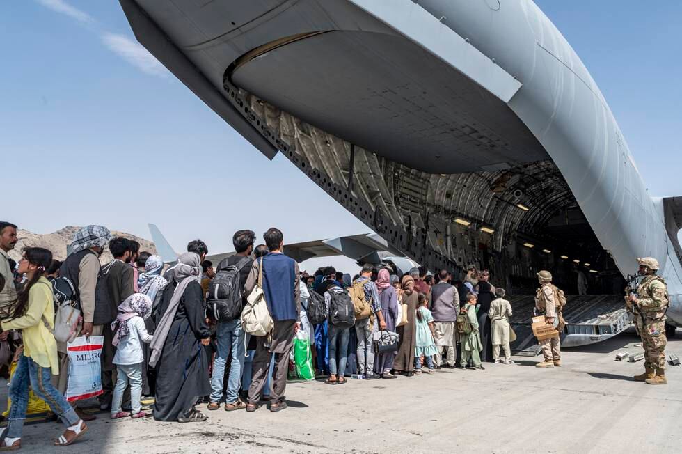 Afghanere og utledninger i kø for å komme om bord i et amerikansk C-17-fly for å flys ut av Kabul. Foto: Senior Airman Brennen Lege / U.S. Air Force via AP / NTB