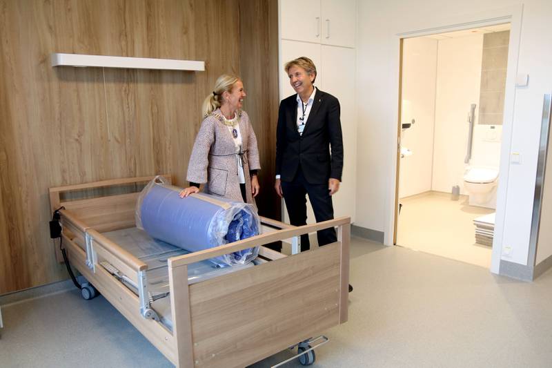 Ordfører Christine Sagen Helgø (H) og KMU-leder Per A. Thorbjørnsen (V) i et av rommene på sykehjemmet. Foto: Tone Helene Oskarsen
