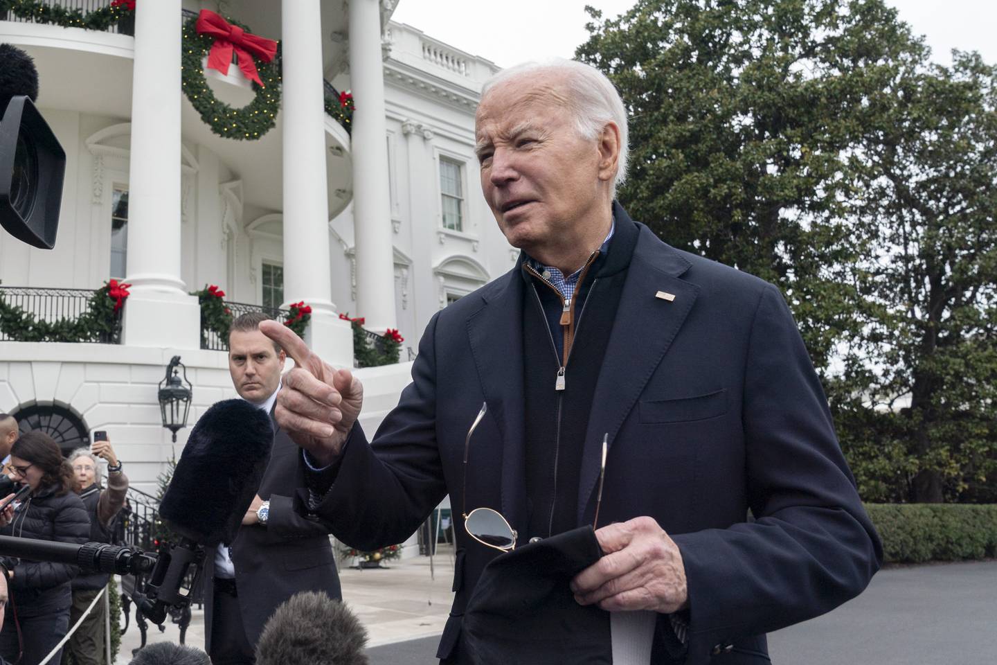 USAs president Joe Biden snakker med journalister før han forlater Det hvite hus for å feire jul. Foto: Manuel Balce Ceneta / AP / NTB