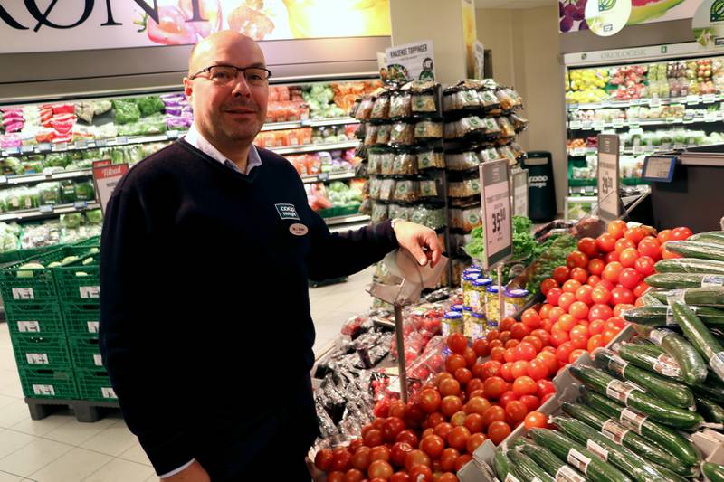 Det er ikke sjelden at butikksjef Nils J. Sandmo finner halvspist mat i butikken sin. Foto: Arne Birkemo